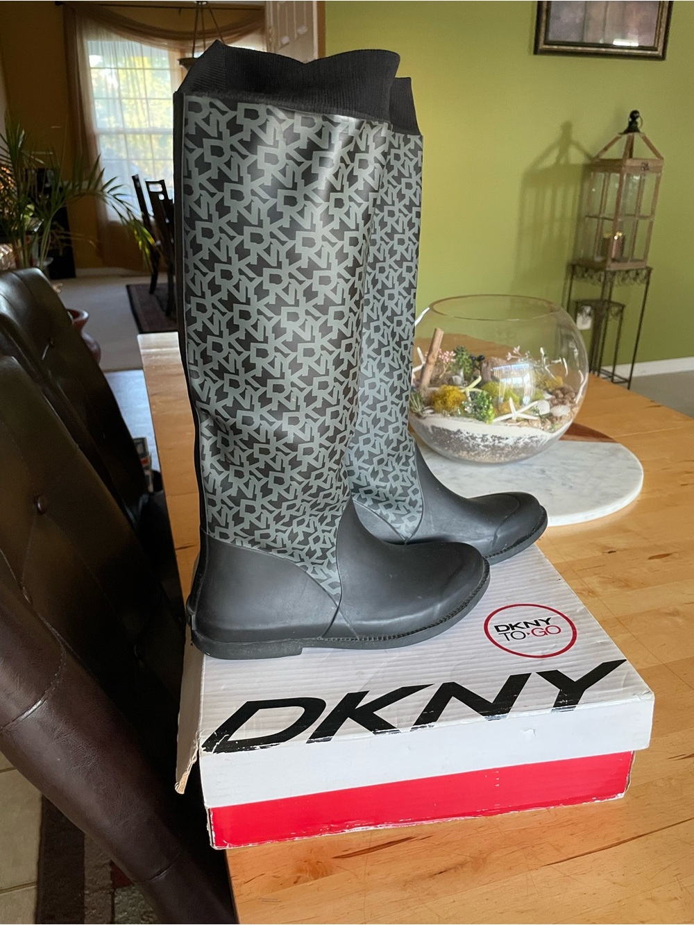 DKNY Women’s rain boots w/DKNY signature. Easy to wear. Women’s size 9.